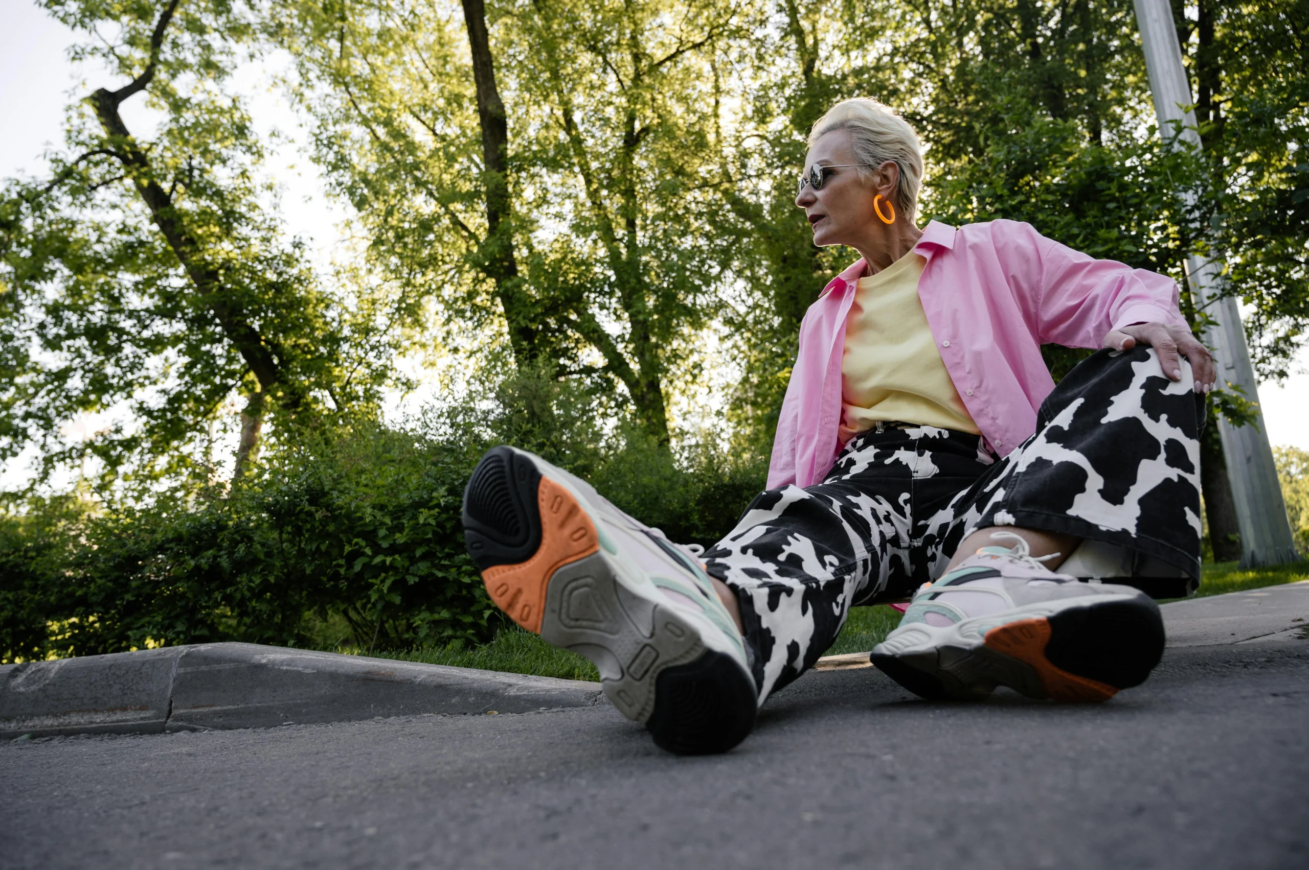 Chunky sneakers outfit with casual street style featuring oversized pants and a colorful layered look